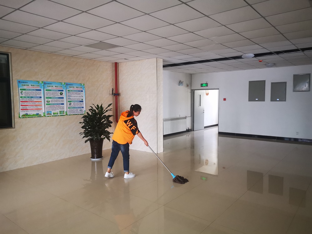 保洁员正在清扫地面.jpg
