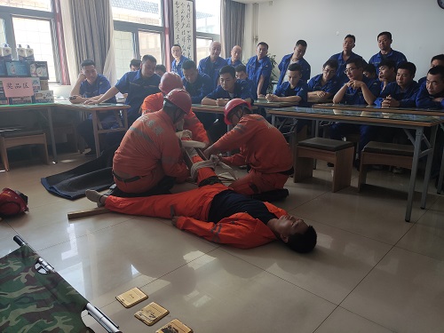 包扎应急技巧演练 任兴林摄.jpg