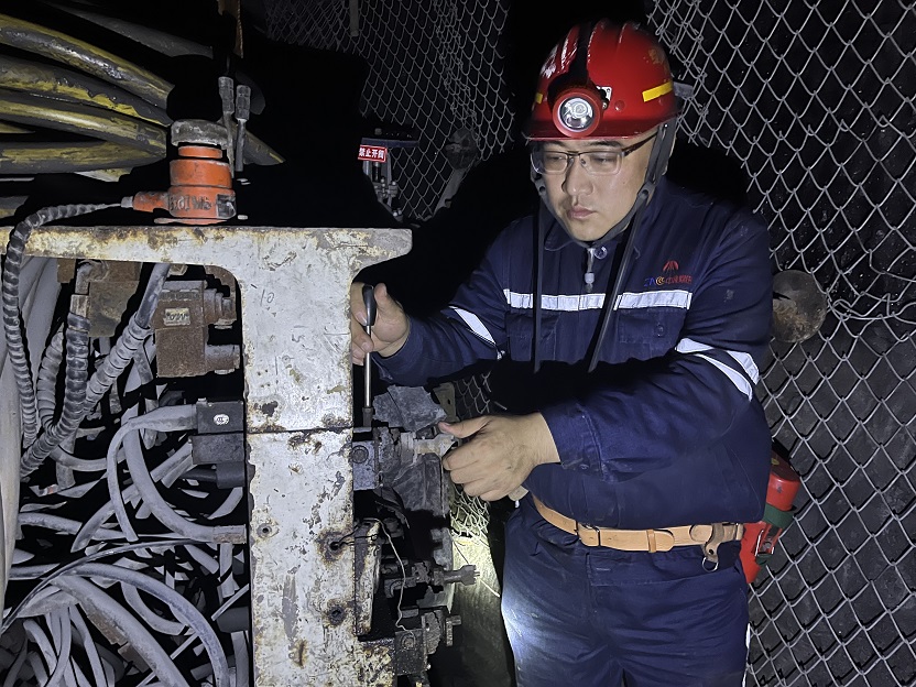 拍摄：李子君，，，，，，，支部书记赵澎涛处置惩罚隐患.jpg