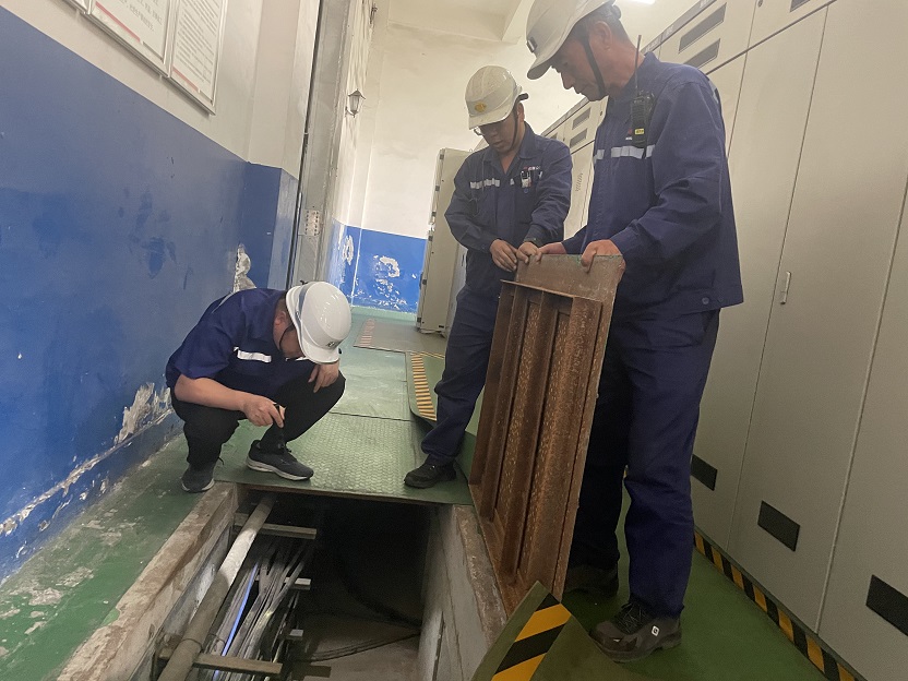 图四   排查隐患，，，，，确保清静 超凡娱乐官网煤矿生产运营公司袁大滩选煤厂  万小波  提供.jpg.jpg