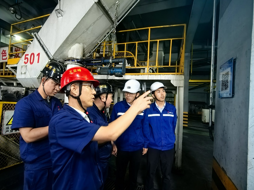 图二   现场学习兄弟单位立异手艺。。。。。   超凡娱乐官网煤矿生产运营公司选运队  张瑞瑞 提供.jpg